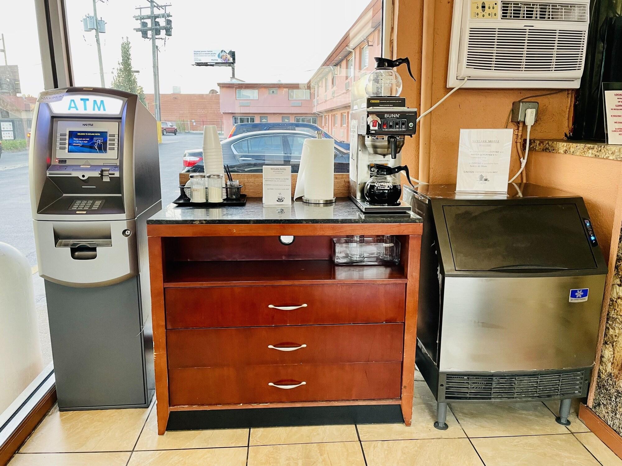 Vista Lobby Skylark Motel