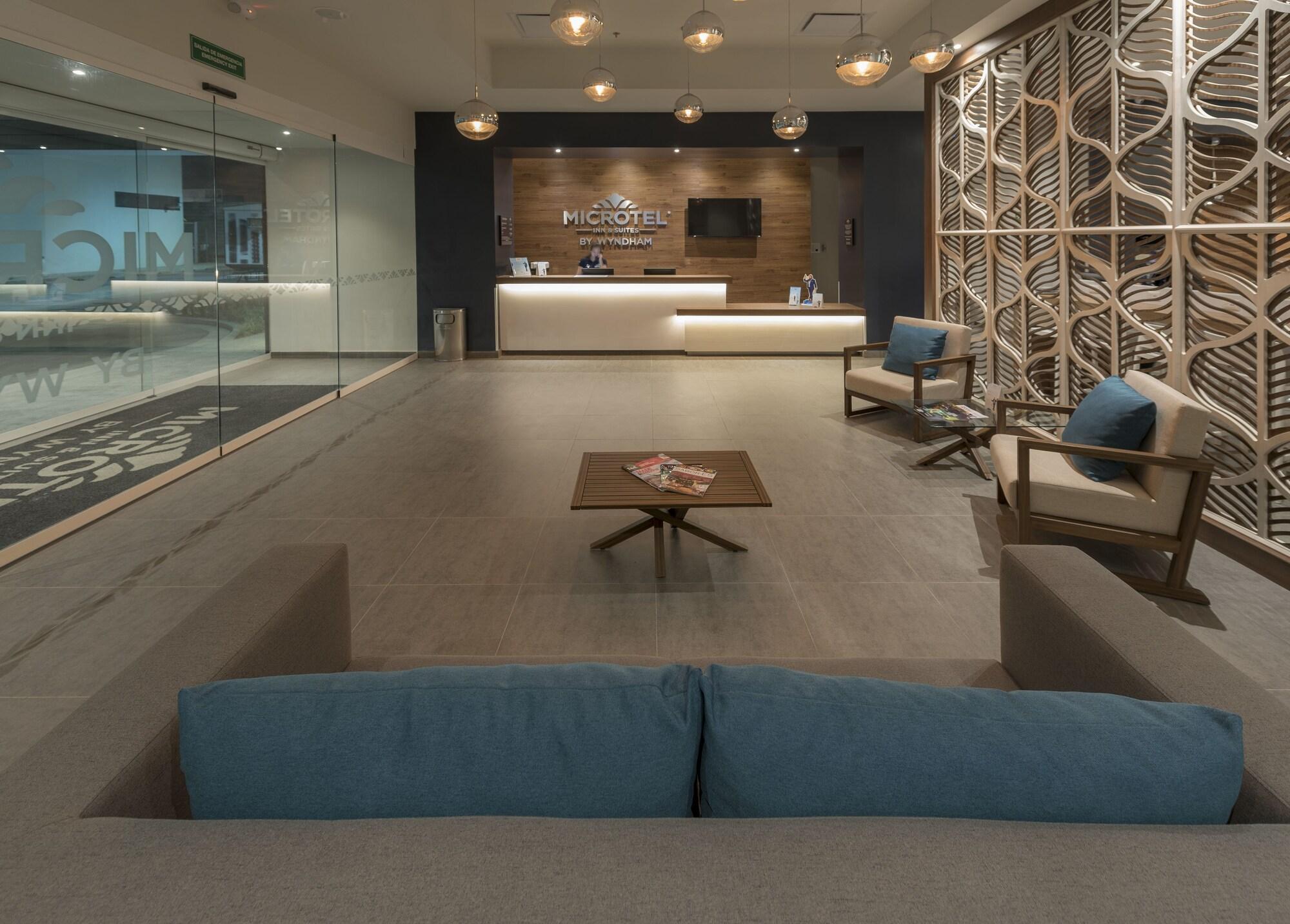 Vista Lobby Microtel Irapuato By Wyndham