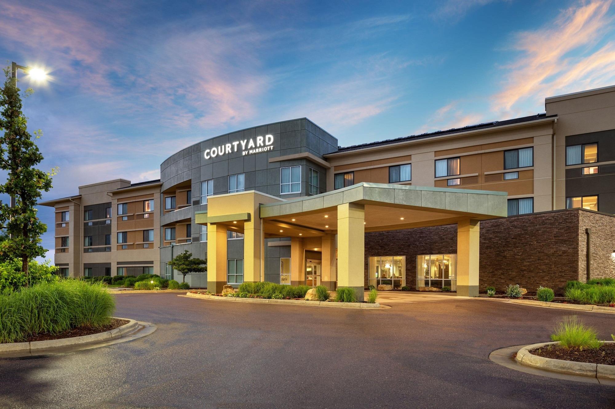 Vista Exterior Courtyard Mankato Marriott