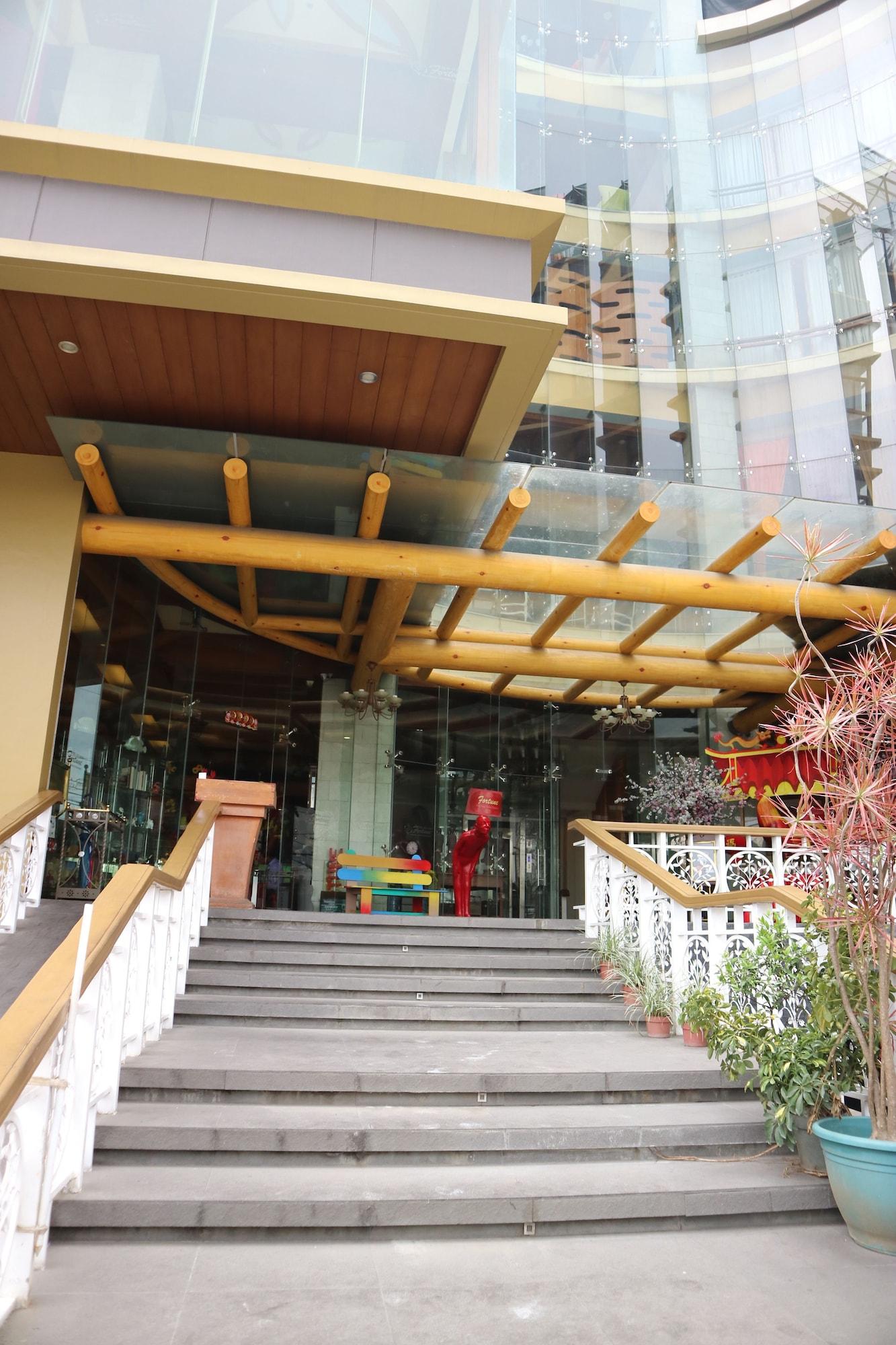 Vista Exterior Paragon Hotel and Suites