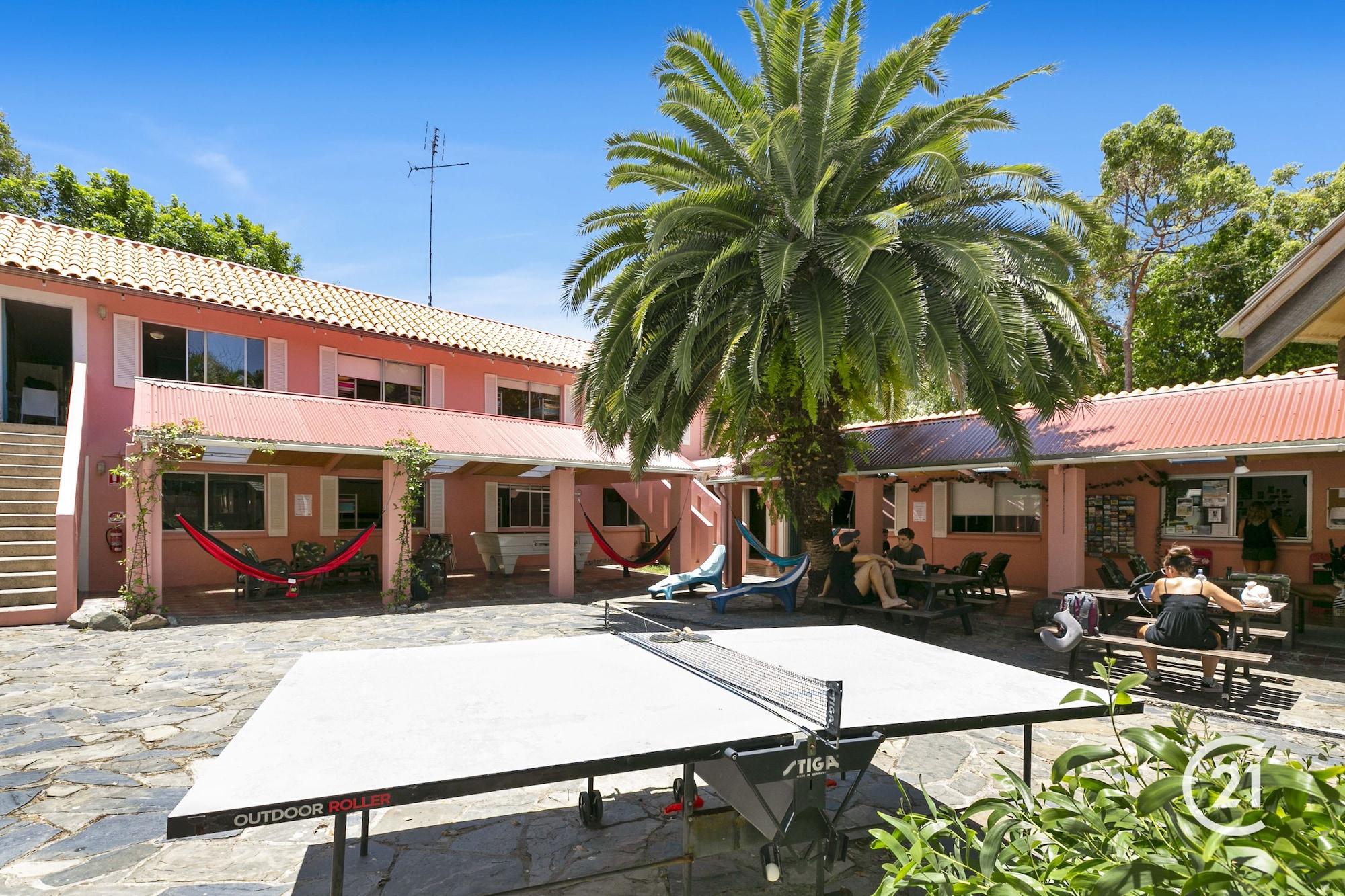 Varios Dolphins Beach House - Hostel