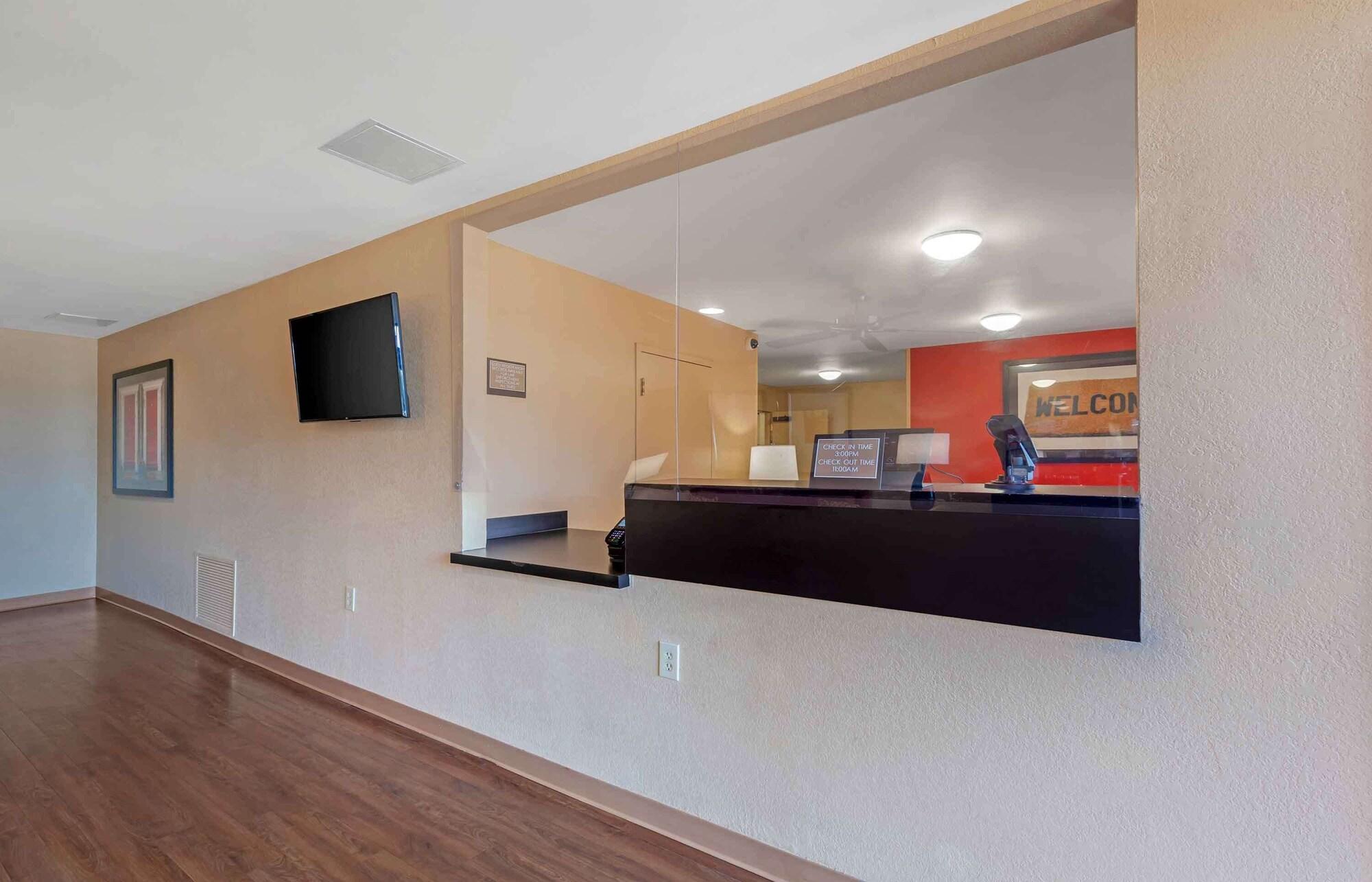 Vista Lobby Extended Stay America Select Suites Rockford State Street