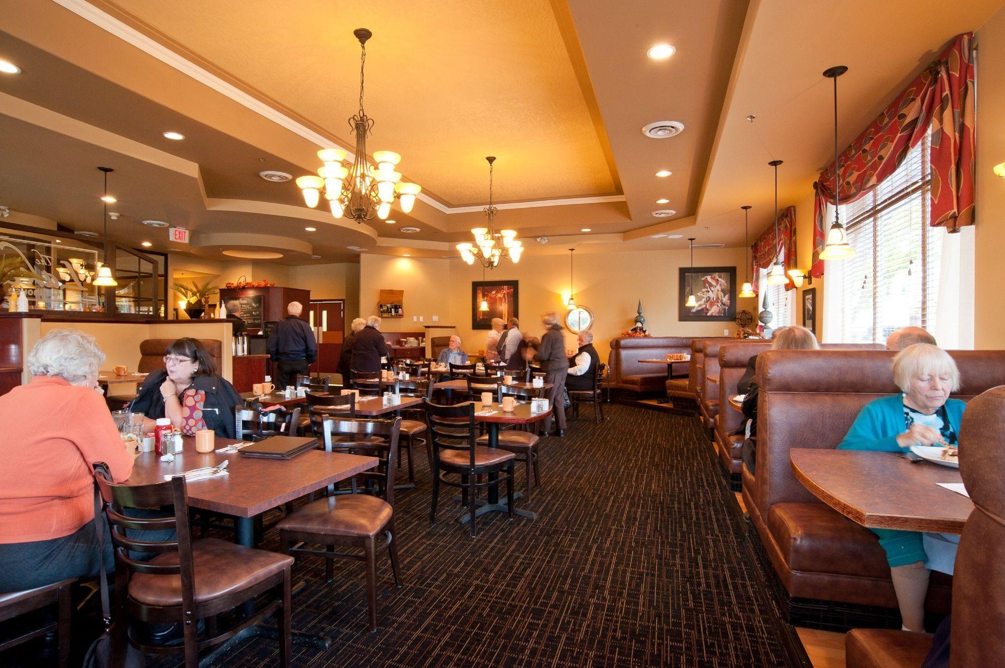 Restaurant Holiday Inn Victoria Elk Lake by IHG