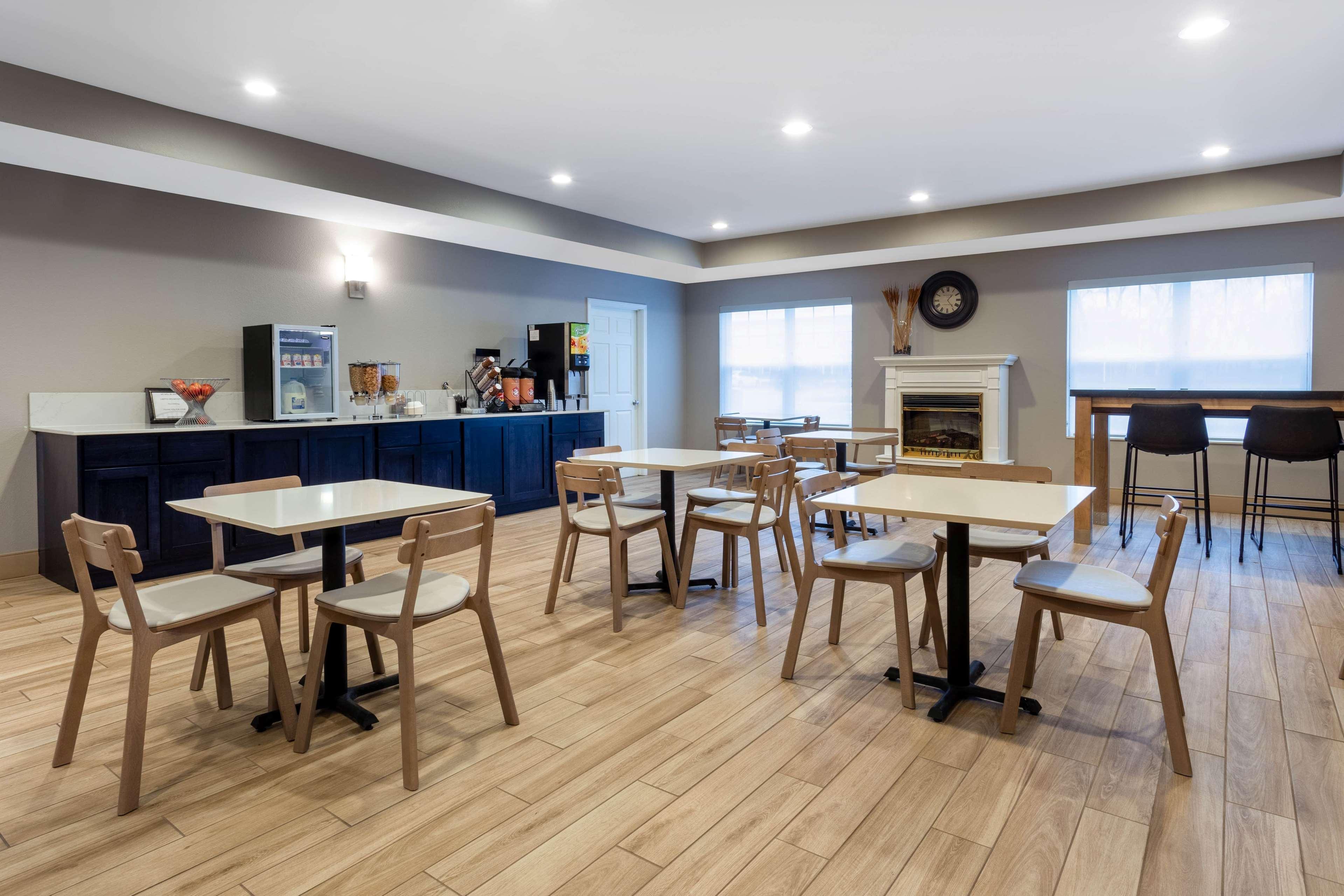 Restaurant AmericInn by Wyndham Fulton Clinton