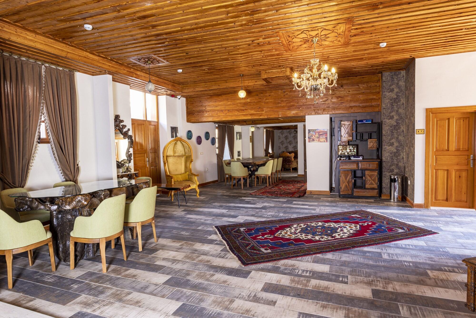 Vista Lobby WOO Town Suites