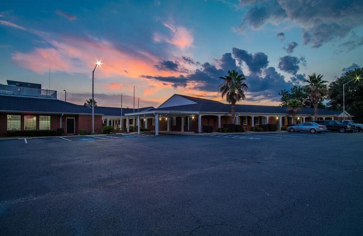 Varios Winton Inn & Suites