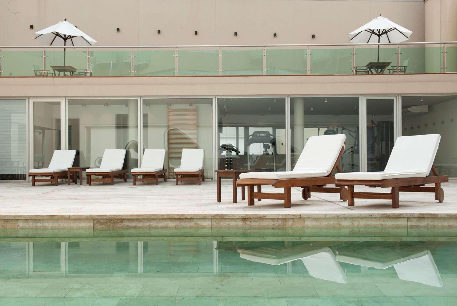 Vista Piscina Dazzler by Wyndham Recoleta