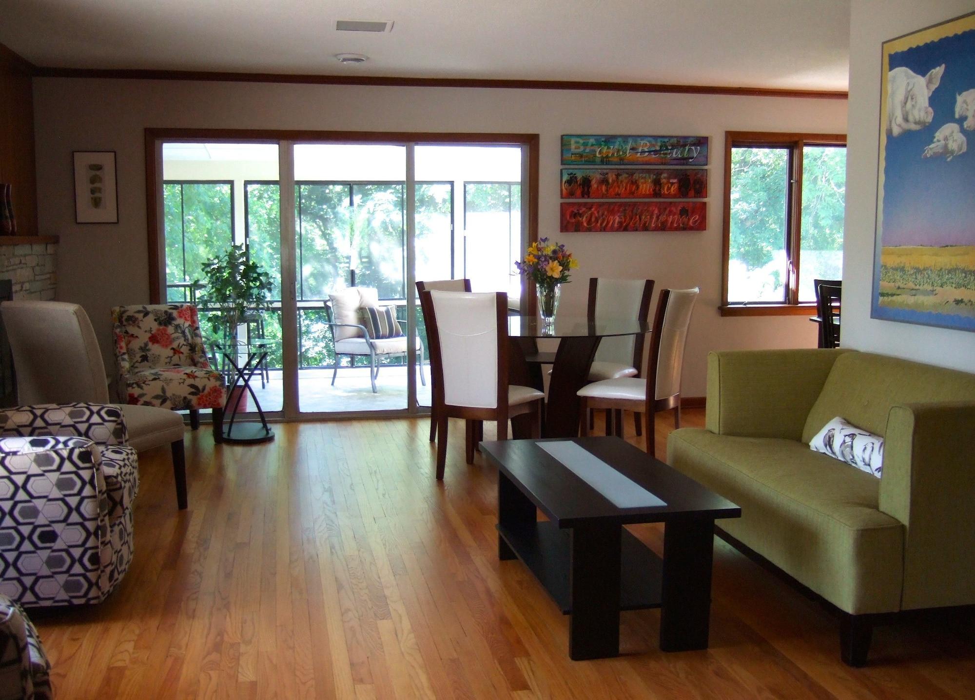 Vista Lobby Loya's Little House Bed & Breakfast