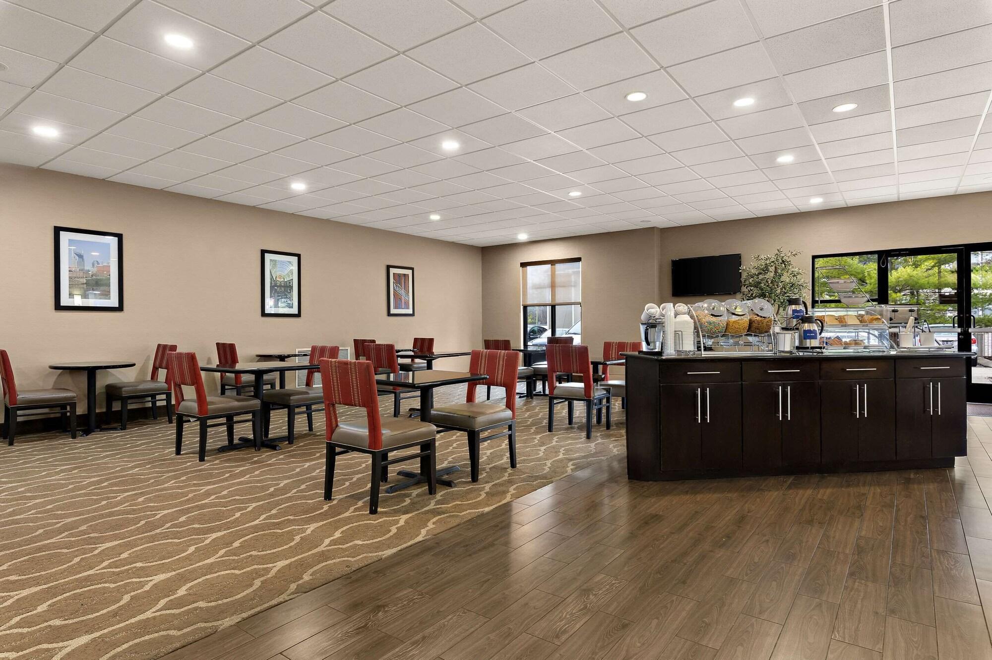Restaurant Comfort Suites Nashville near Percy Priest Lake