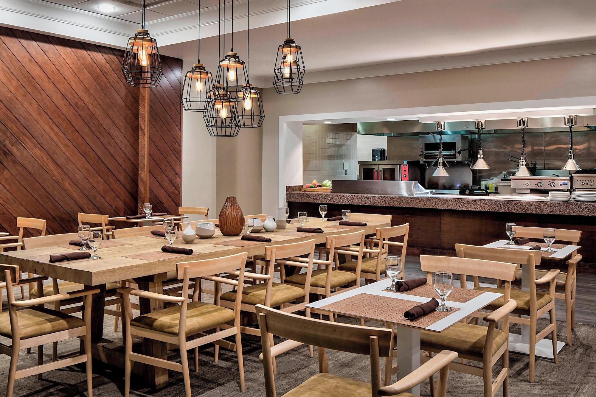 Restaurant Sheraton Suites Market Center Dallas