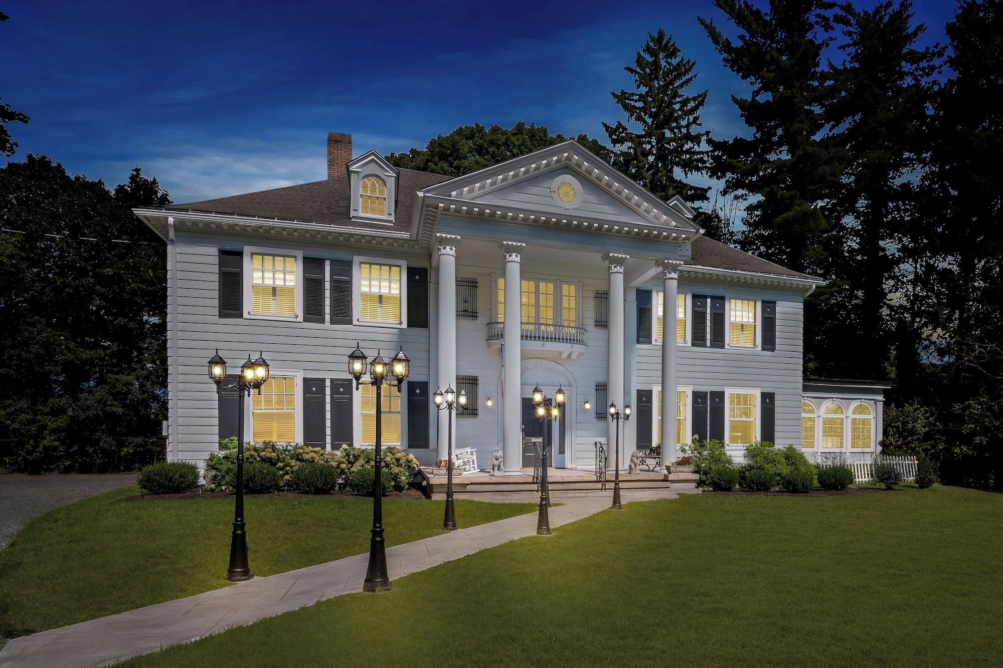 Vista Exterior Benn Conger Inn