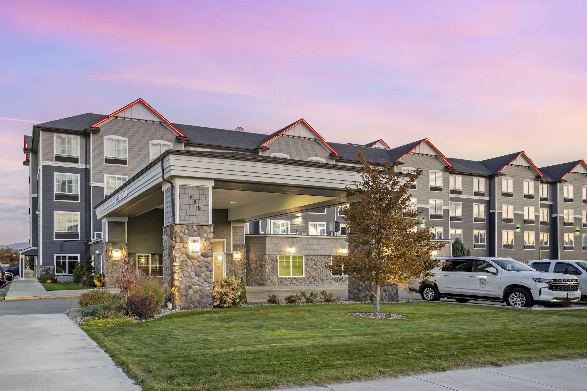 Vista Exterior Best Western Plus Peppertree Inn At Omak