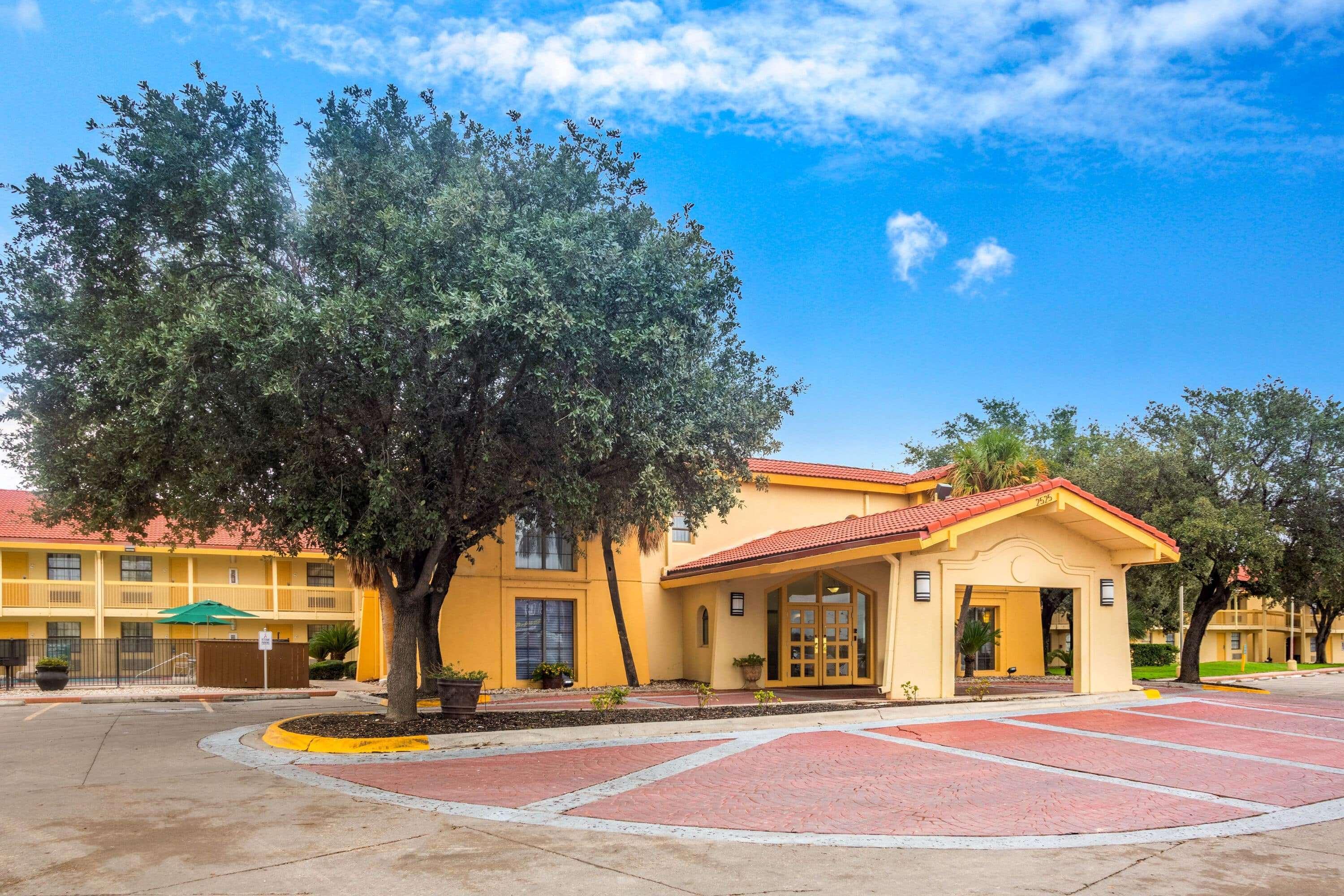 Vista Exterior Super 8 by Wyndham Eagle Pass