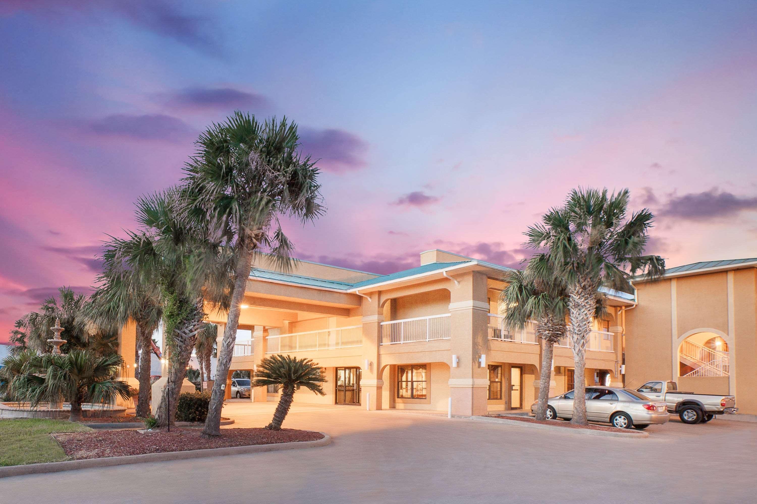 Vista Exterior Super 8 by Wyndham Corpus Christi