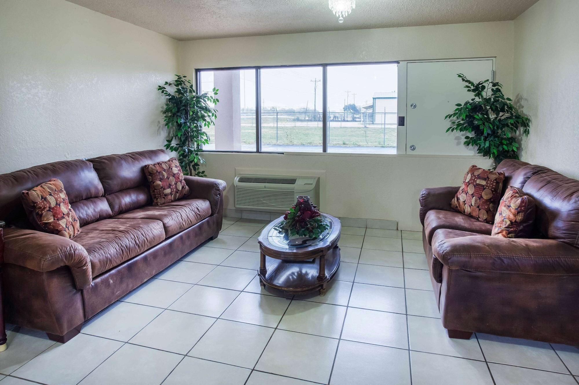 Vista Lobby Super 8 by Wyndham Giddings