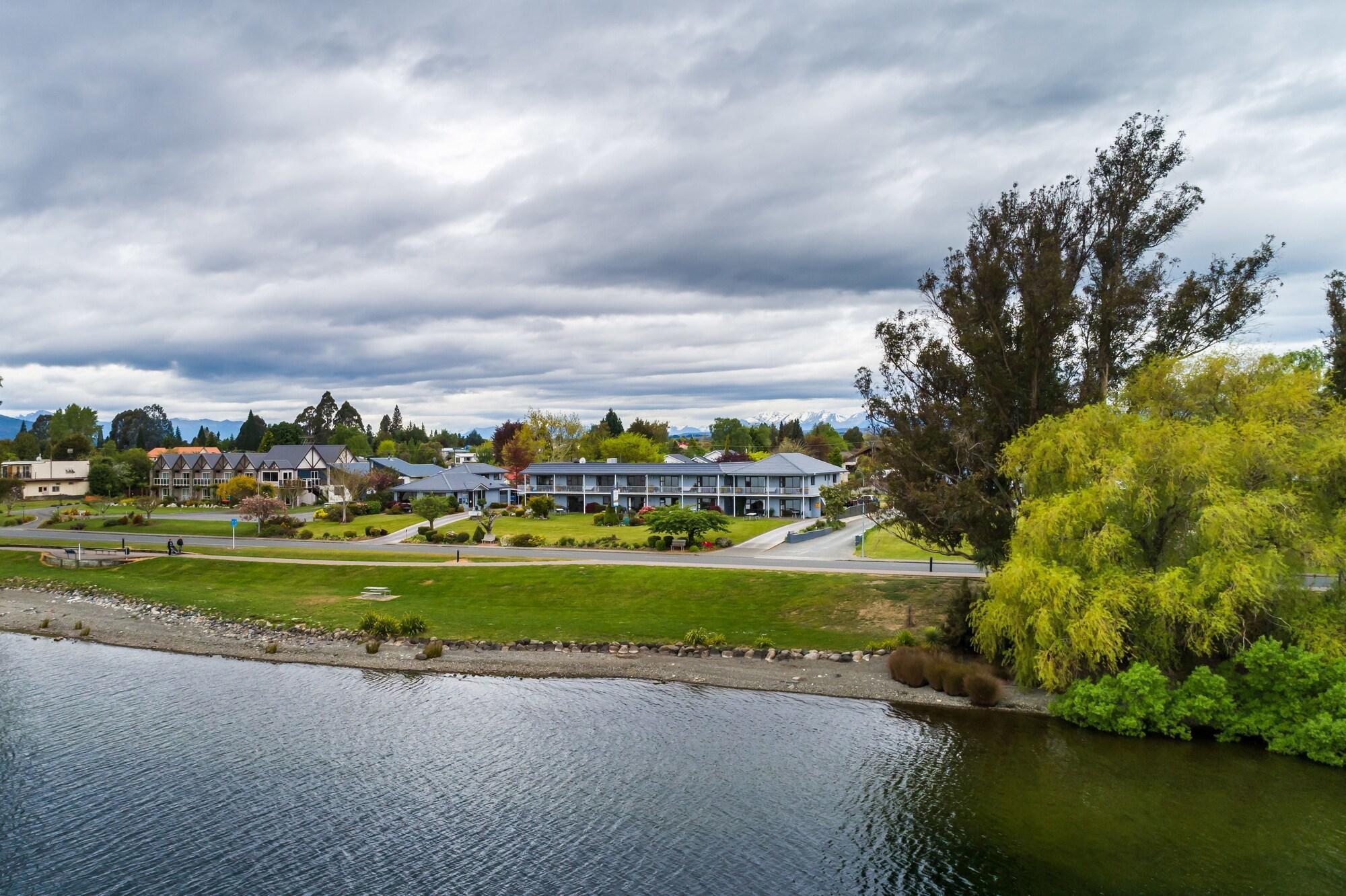 Varios Lakeside Motel & Apartments