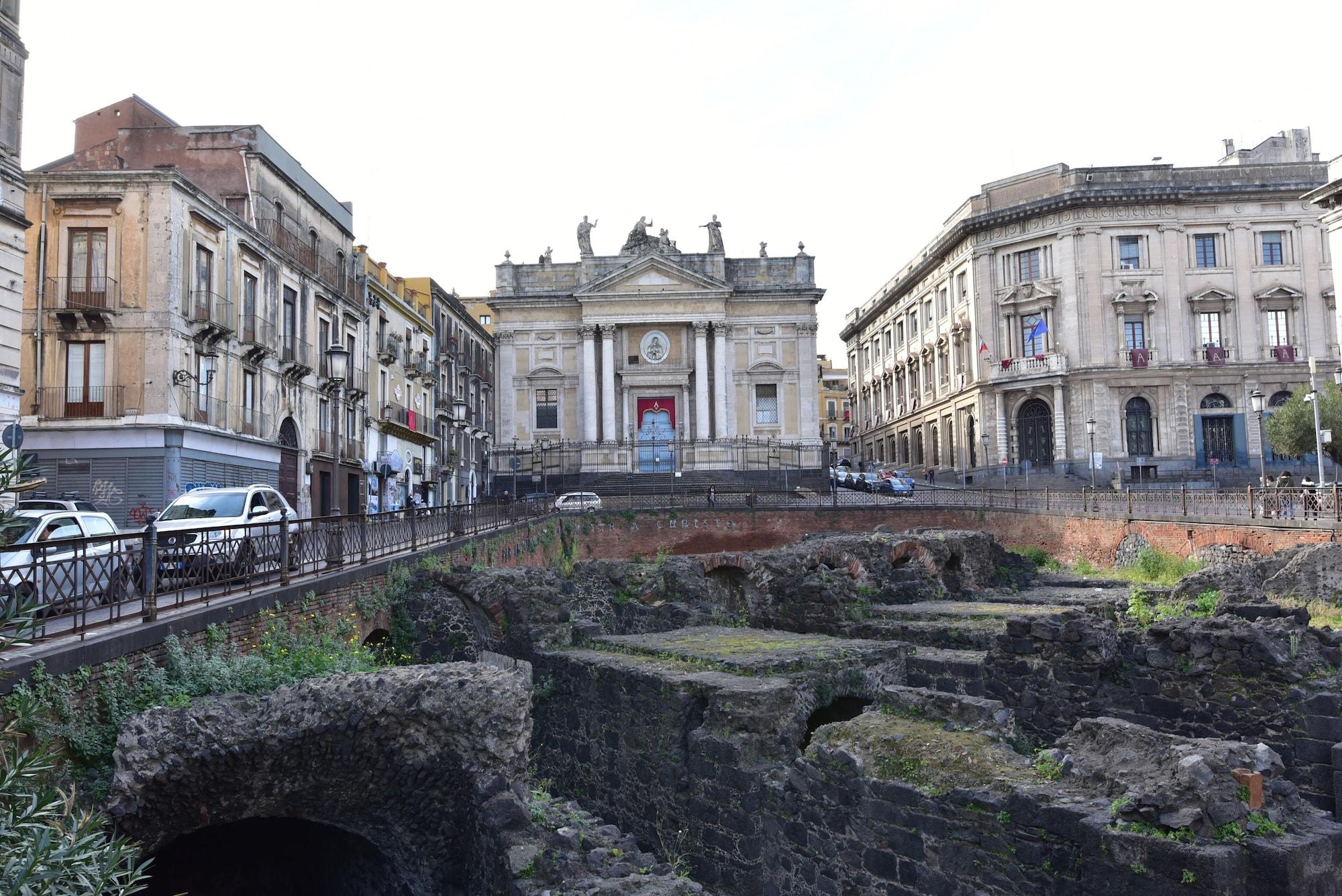 Vista Exterior Anfiteatro Le Suites