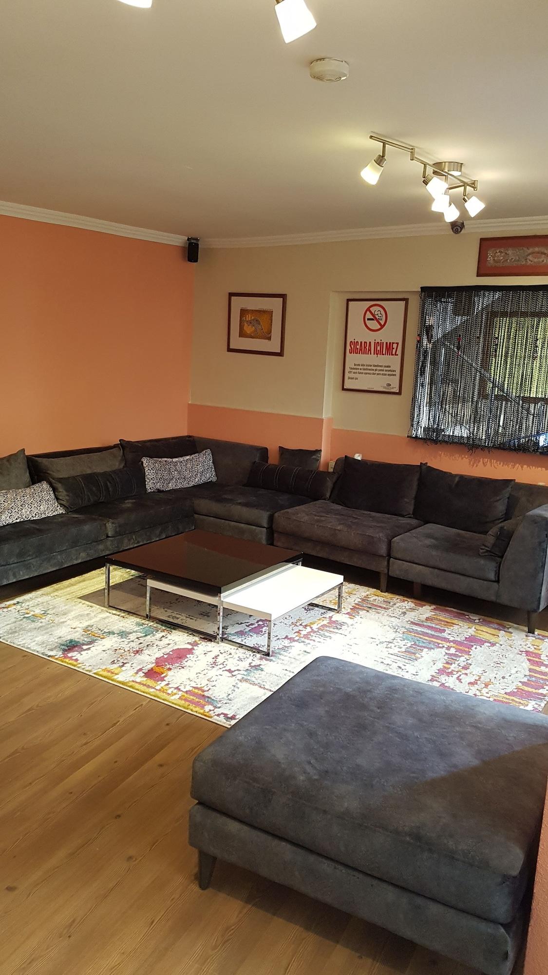 Vista Lobby Crowded House