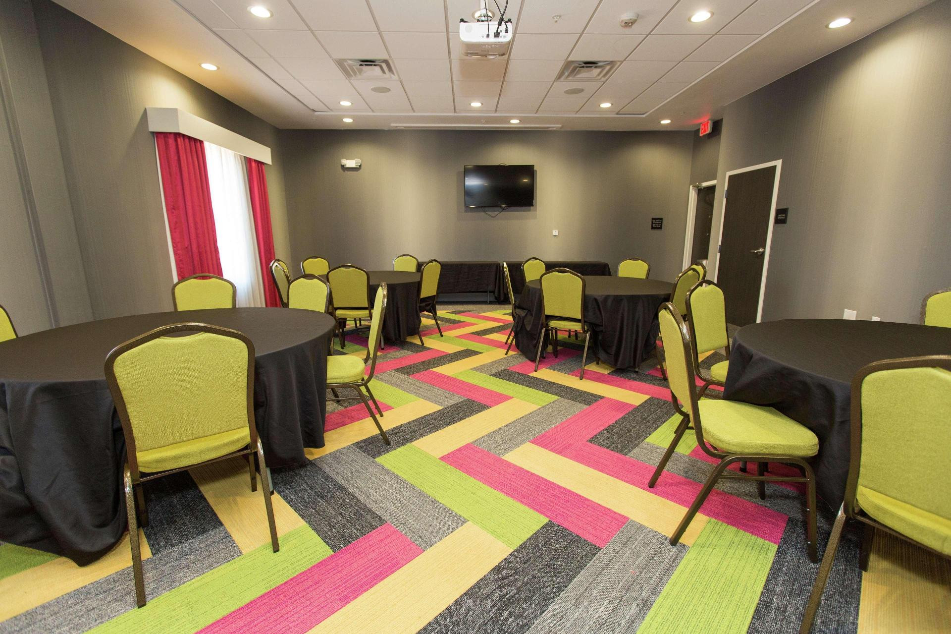 Centro de Negocios Hampton Inn Mustang