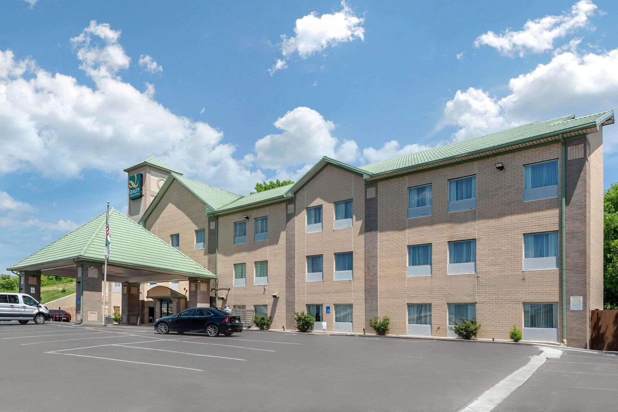 Vista Exterior Comfort Inn & Suites Cincinnati Uptown Clifton