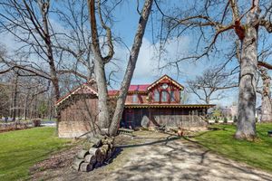 Alquiler Vacacional - 3BR Lakefront Cottage w/ Antique Finishes & Pier