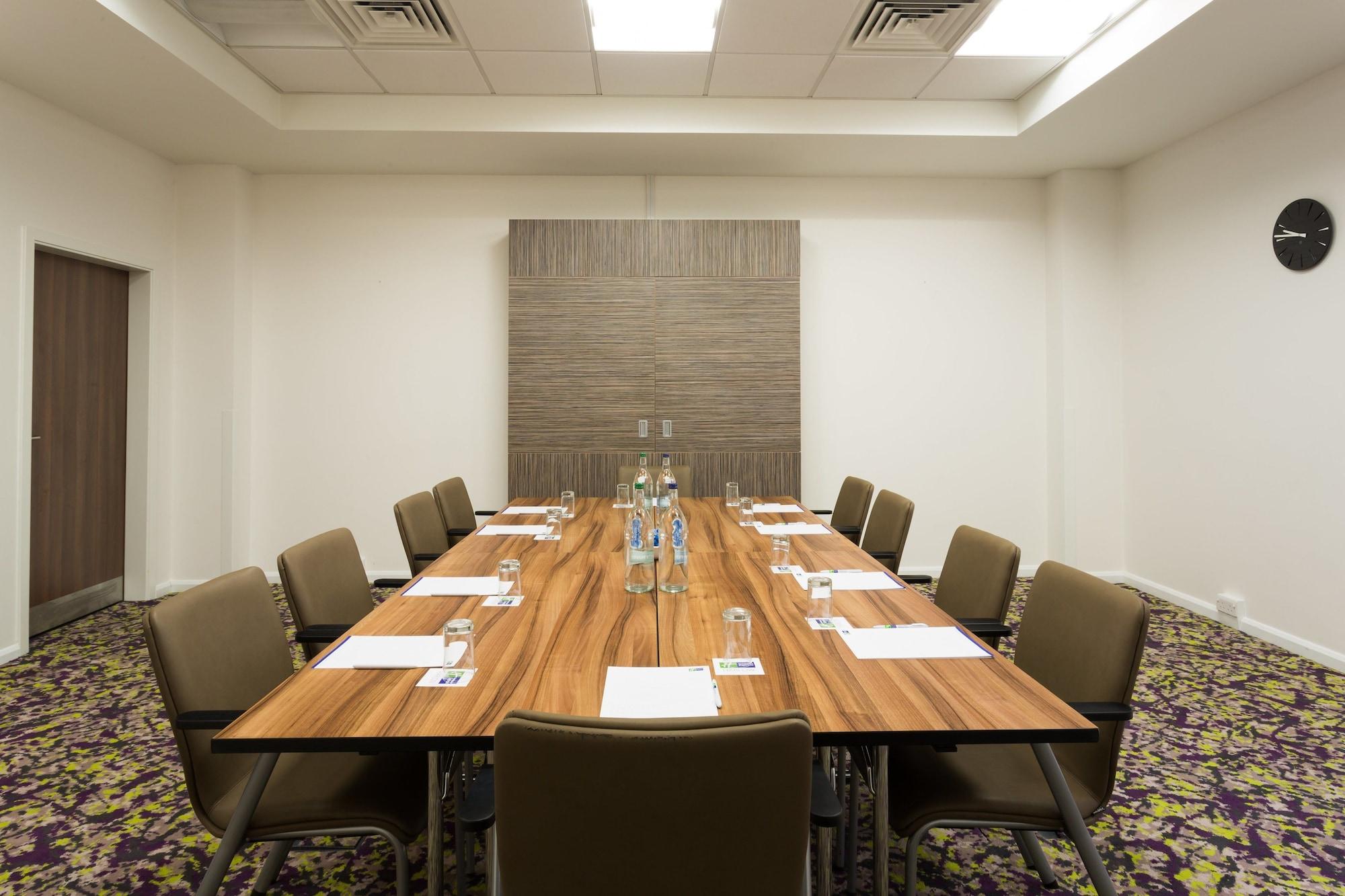 Sala de Reuniones Holiday Inn Express Harlow by IHG