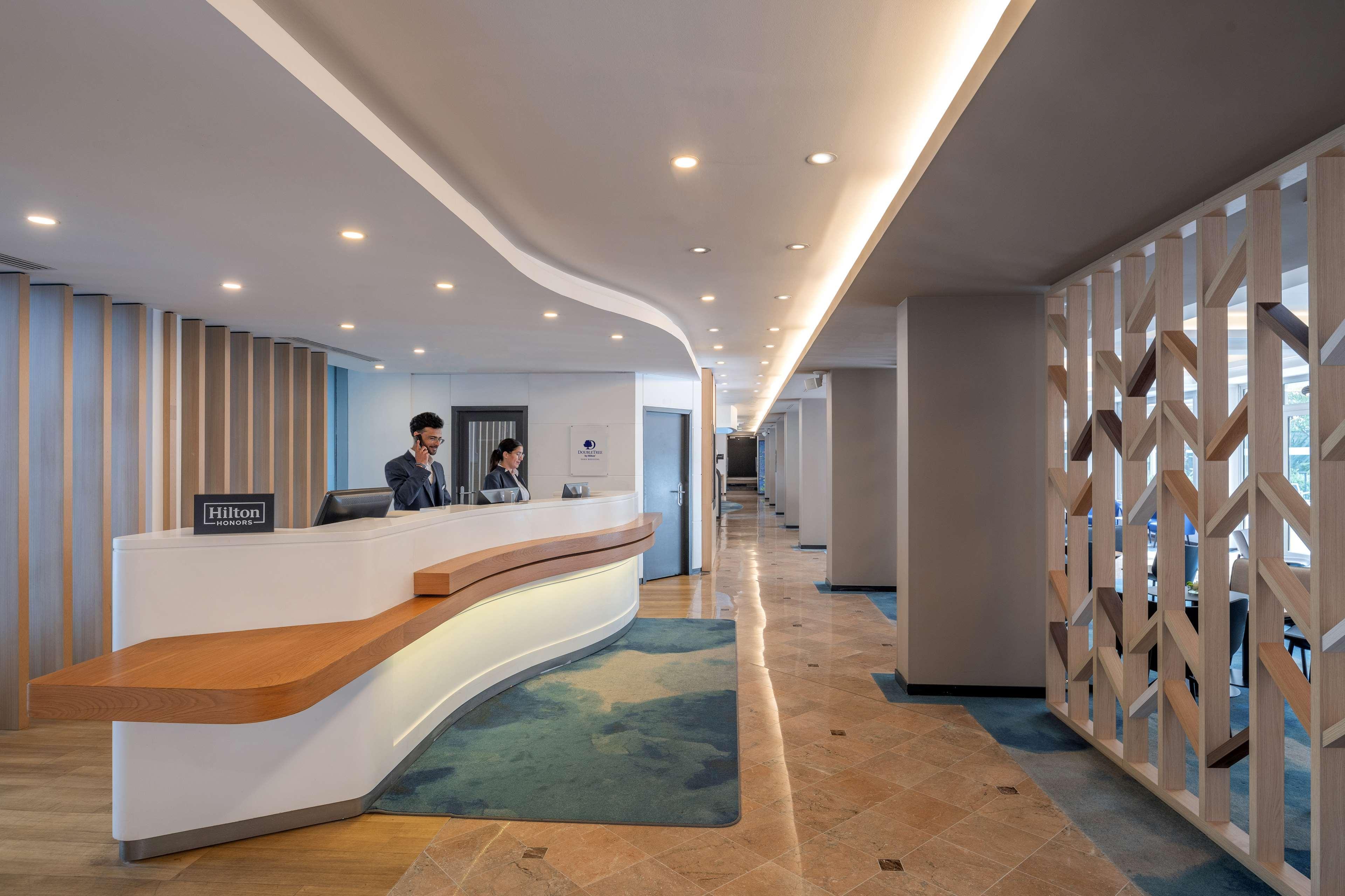 Vista Lobby DoubleTree by Hilton Paris Bougival