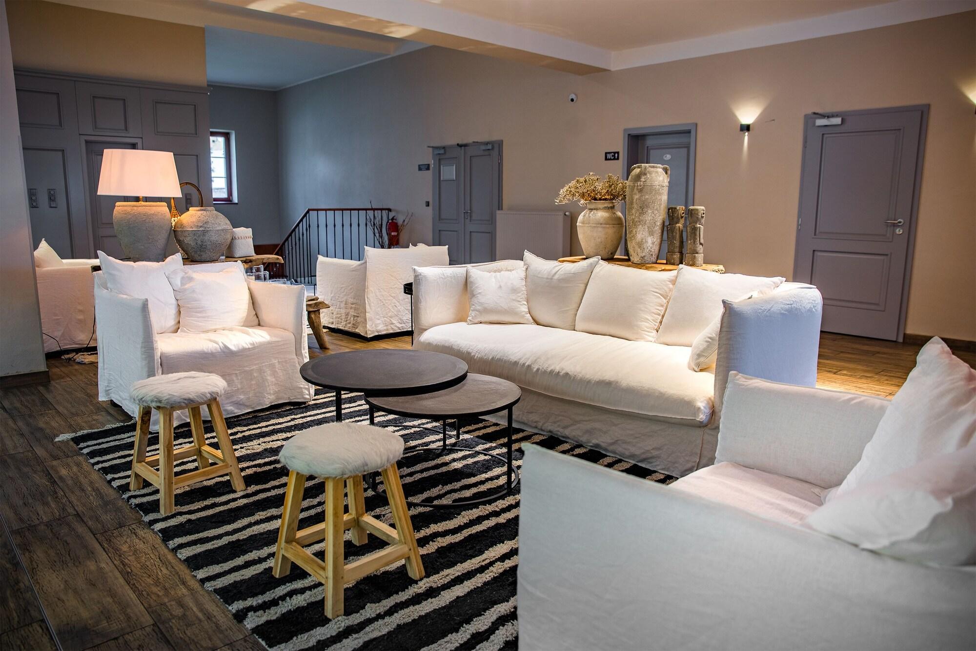 Bar/Salón Hotel Volarik