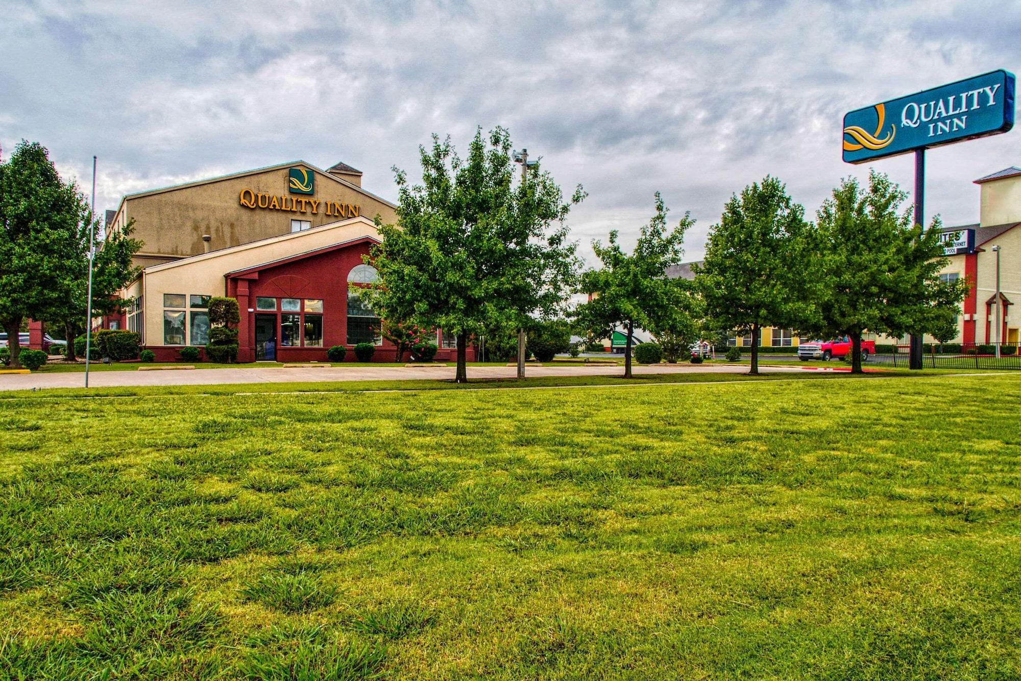 Vista Exterior Quality Inn Moore - Oklahoma City