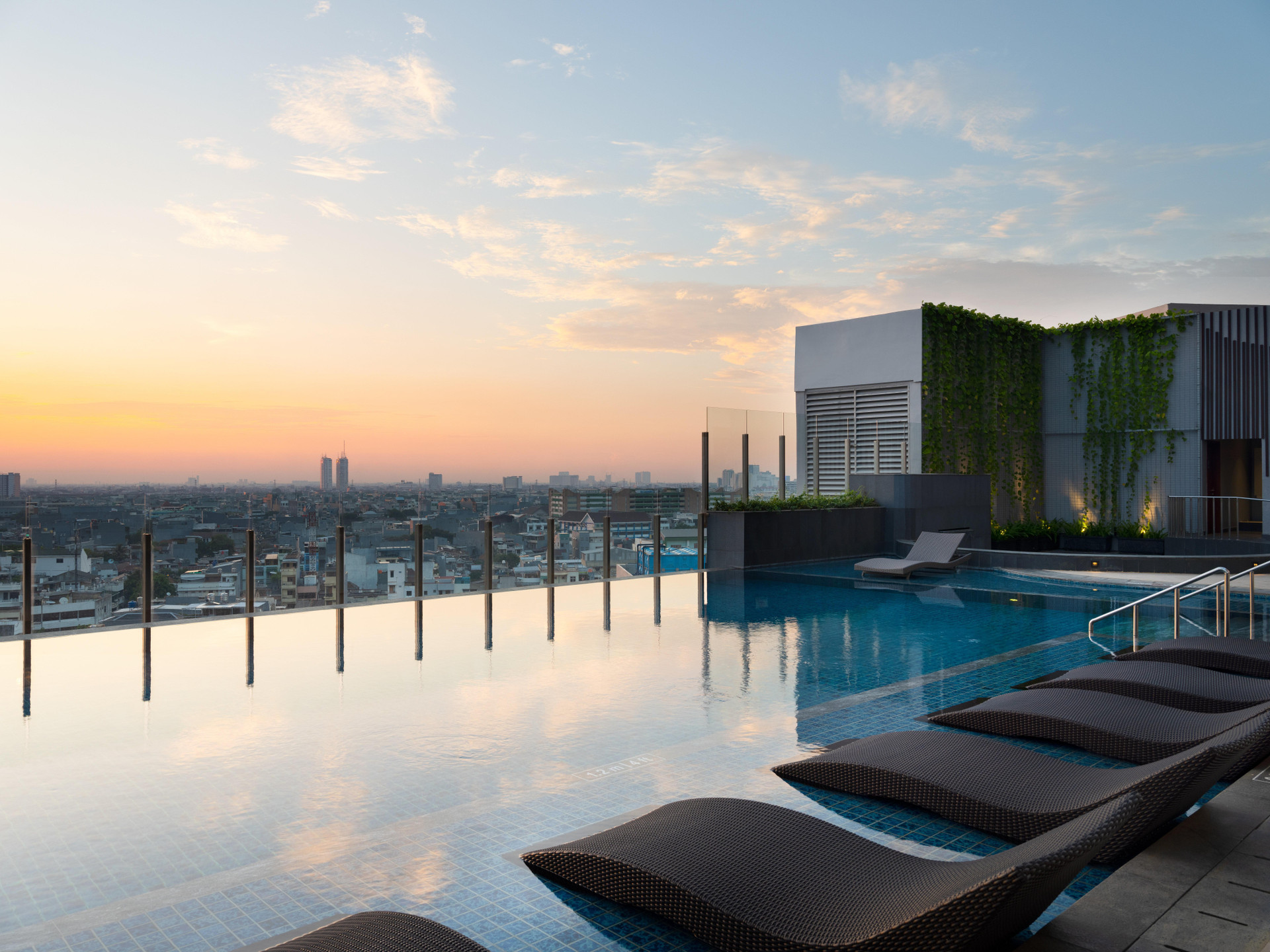 Vista Piscina Holiday Inn & Suites Jakarta Gajah Mada by IHG