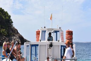 Actividad - Explora Sant Antoni - Playa Cala Salada en un barco tradicional de madera  Ida y vuelta