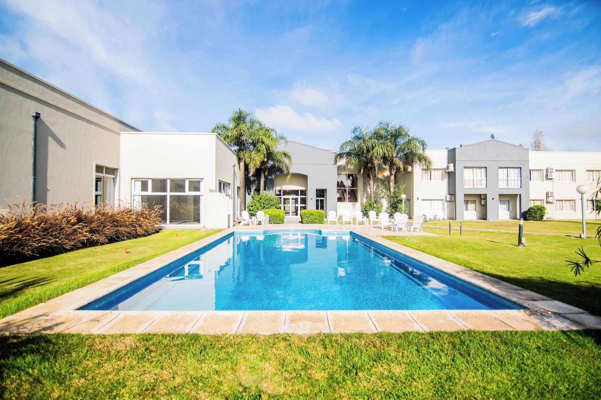 Vista Piscina Wyndham Garden Campana