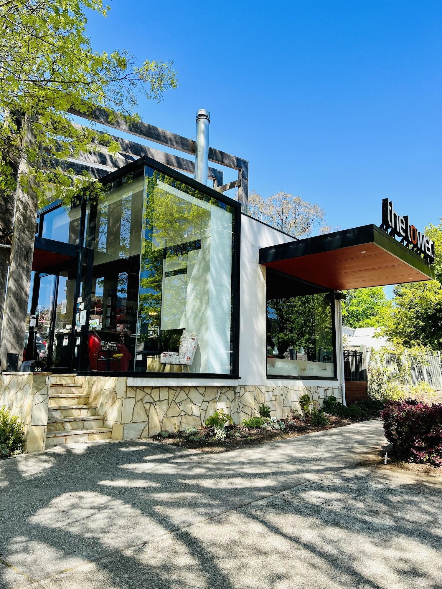 Varios Tower Motel