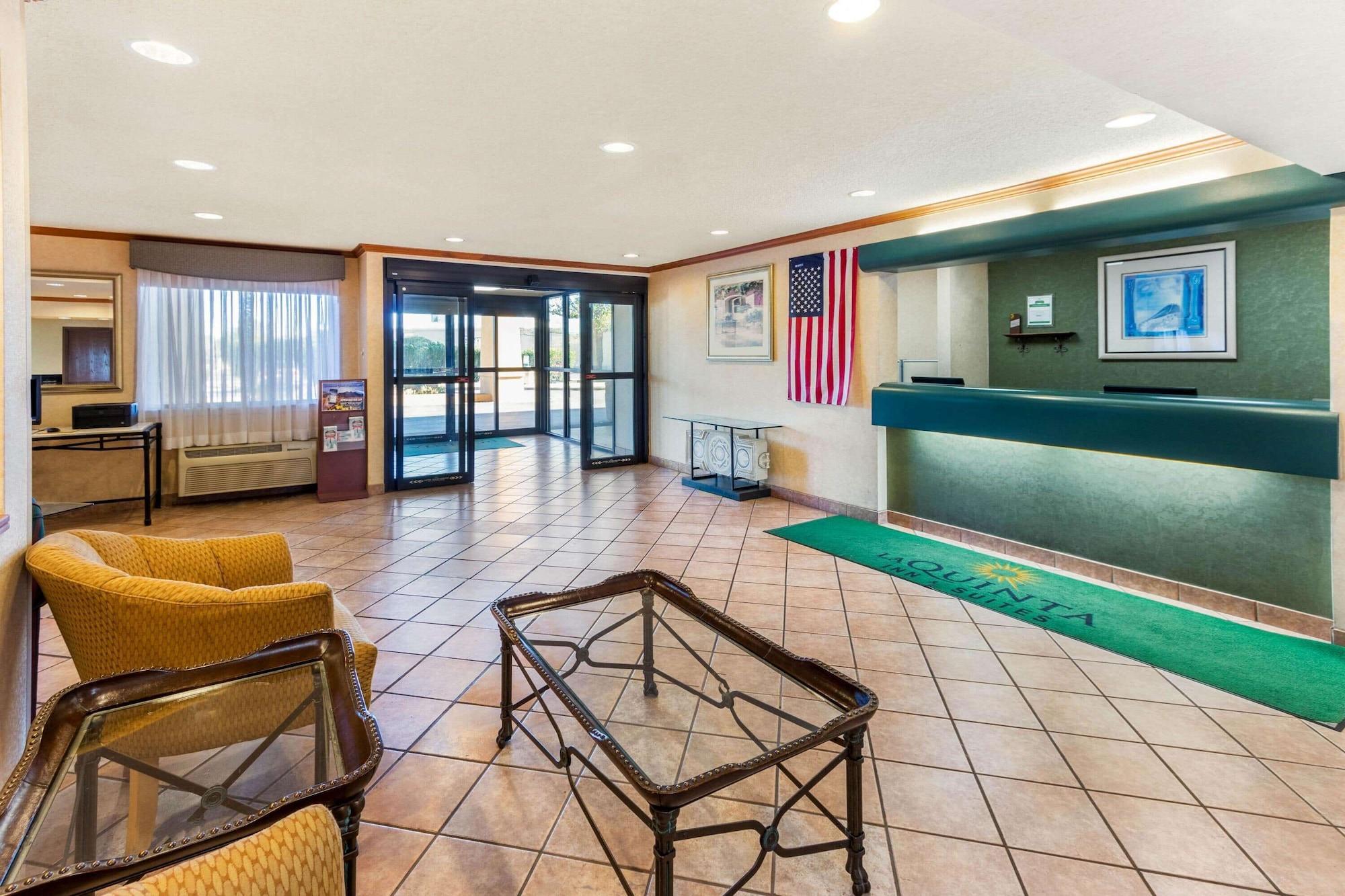 Vista Lobby La Quinta Inn & Suites by Wyndham Las Cruces Organ Mountain