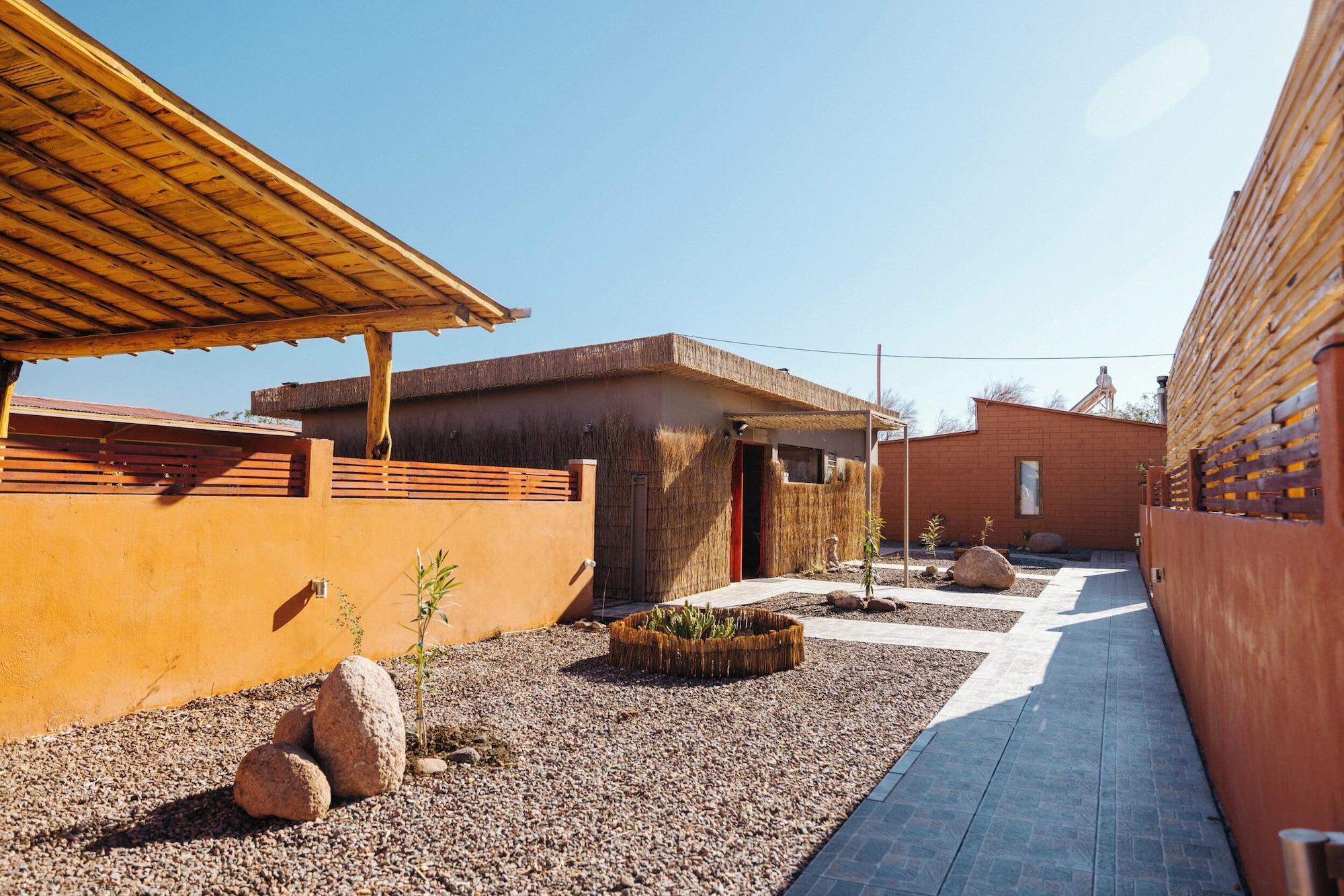 Vista Exterior Peumayen Atacama / Hostal & Cabaña