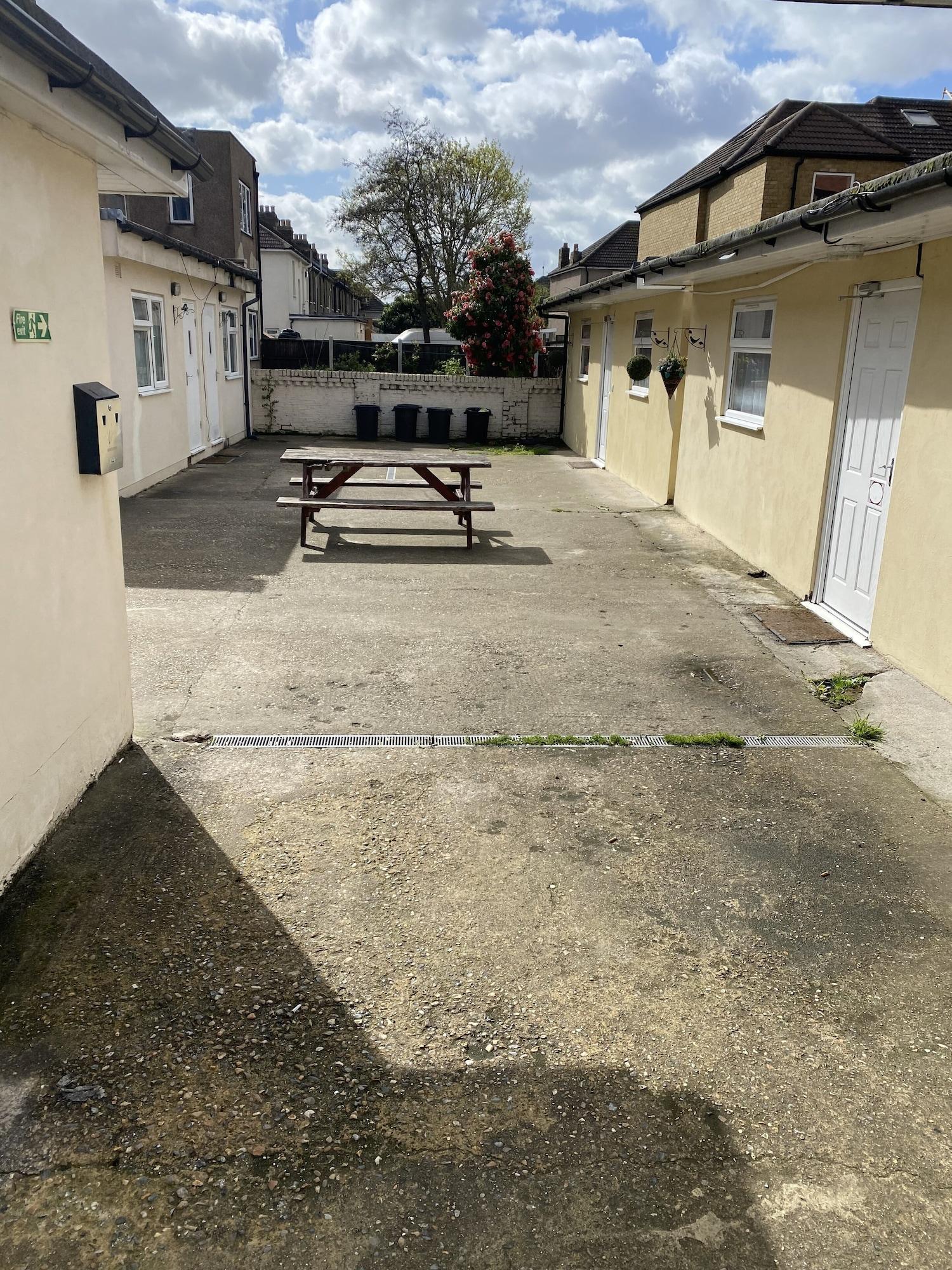 Comodidades do estabelecimento Woodlands Lodge Ilford