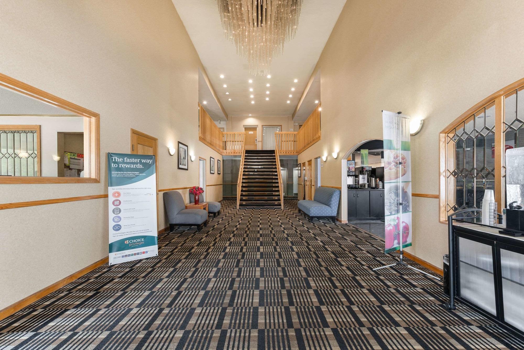 Vista Lobby Quality Inn & Suites Portage Central