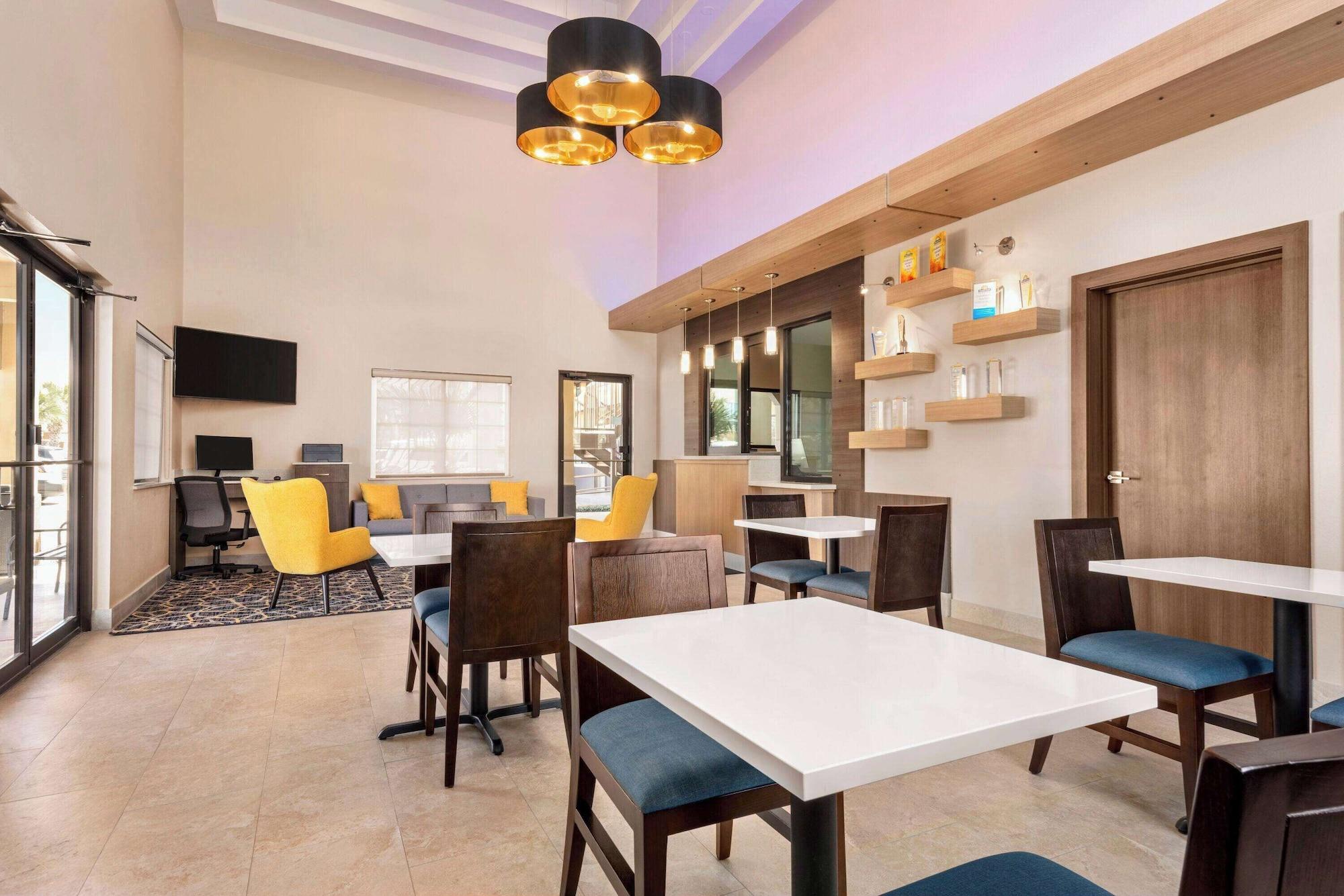Vista Lobby Days Inn & Suites by Wyndham Houston Hobby Airport