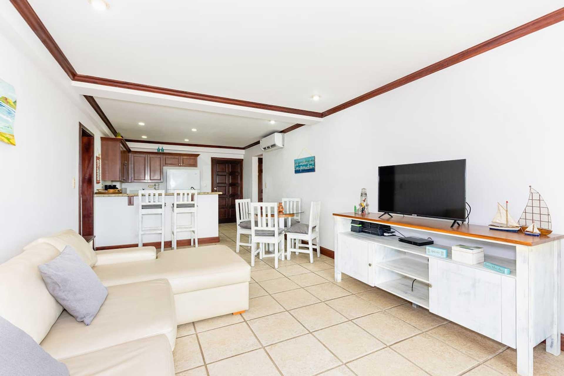 Comodidades del Alojamiento Newly remodeled unit in Flamingo with sweeping ocean views from big terrace