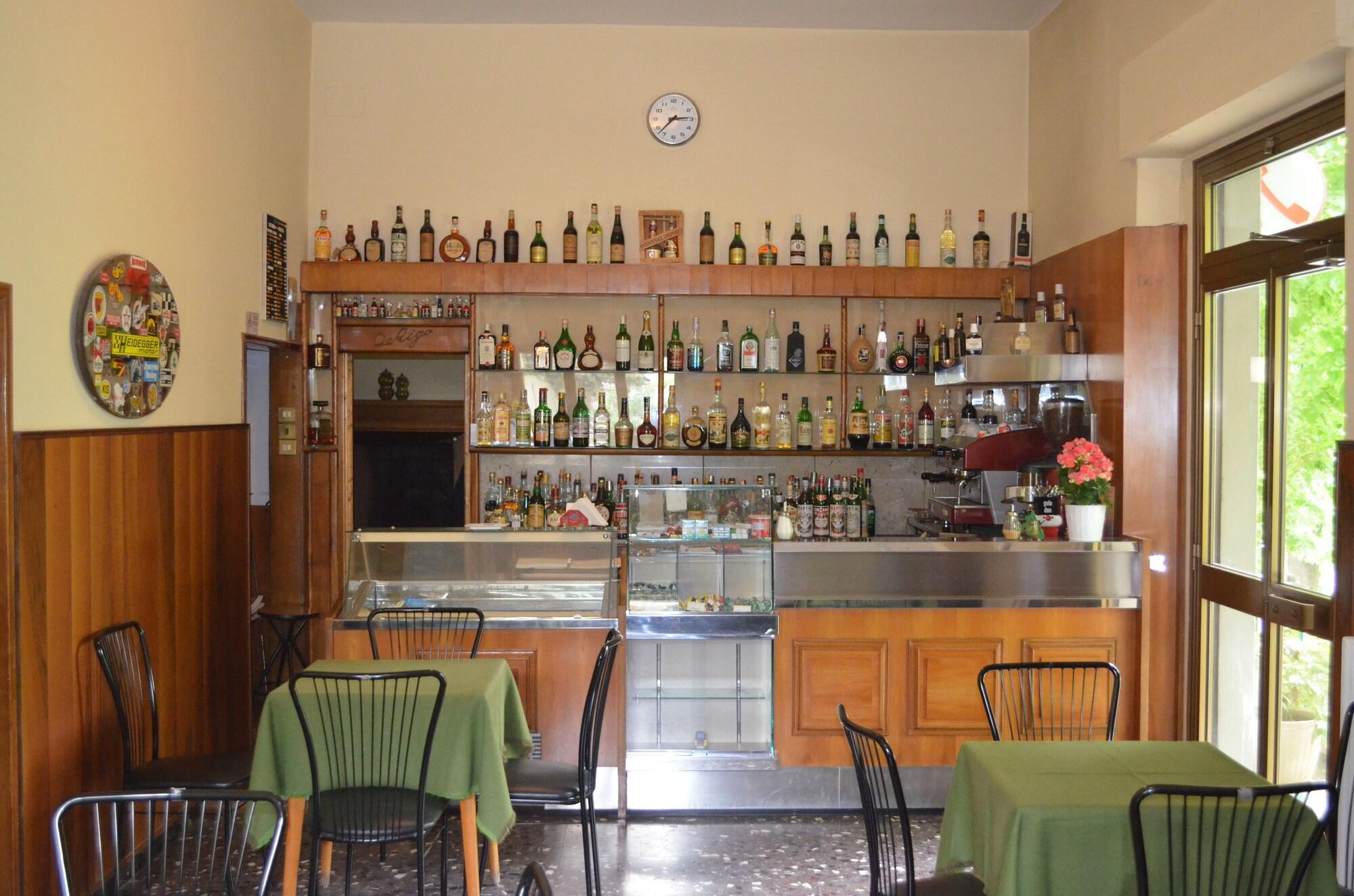 Varios Albergo Padellino