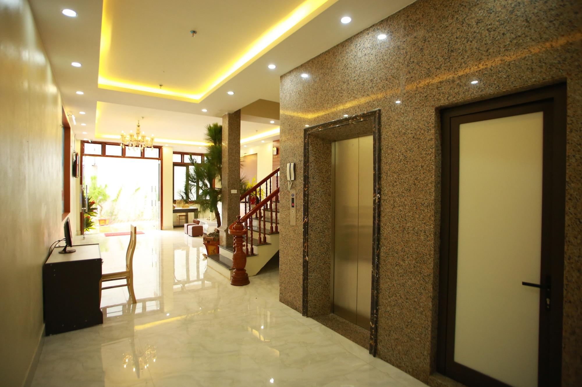 Vista Lobby Family Airport Hotel