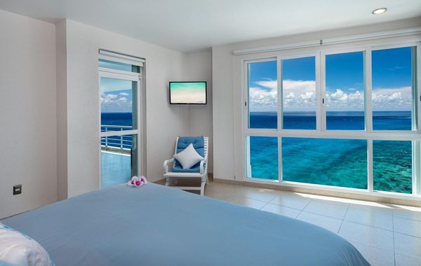 Spectacular Oceanfront condo, 7th floor, 2 miles from town, Great Snorkeling! - Hoteles con jacuzzi en Cozumel, México