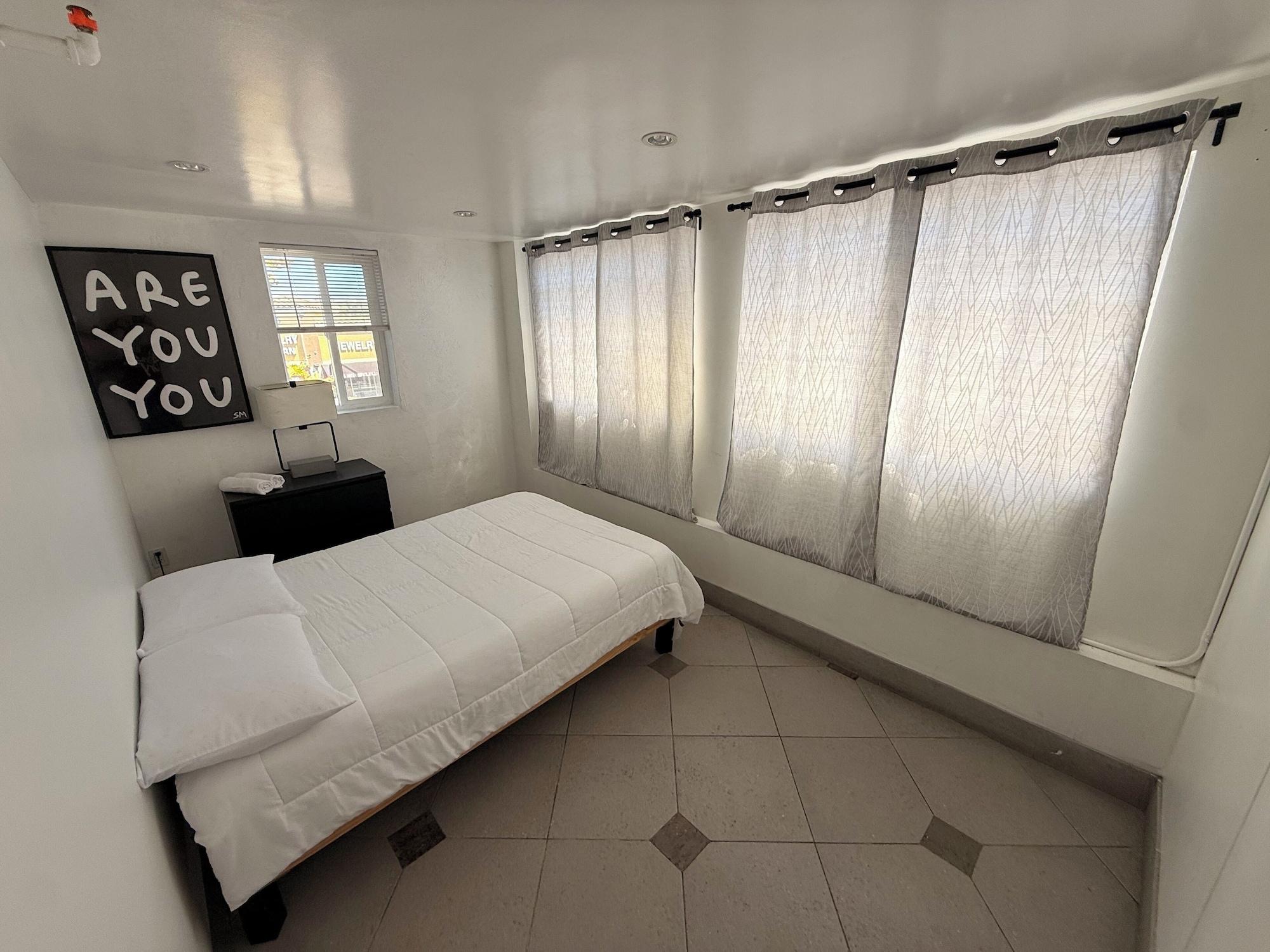 Varios Culver City Hostel