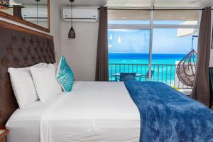 Alquiler Vacacional - Ocean View Penthouse on the Hip Strip Montego Bay