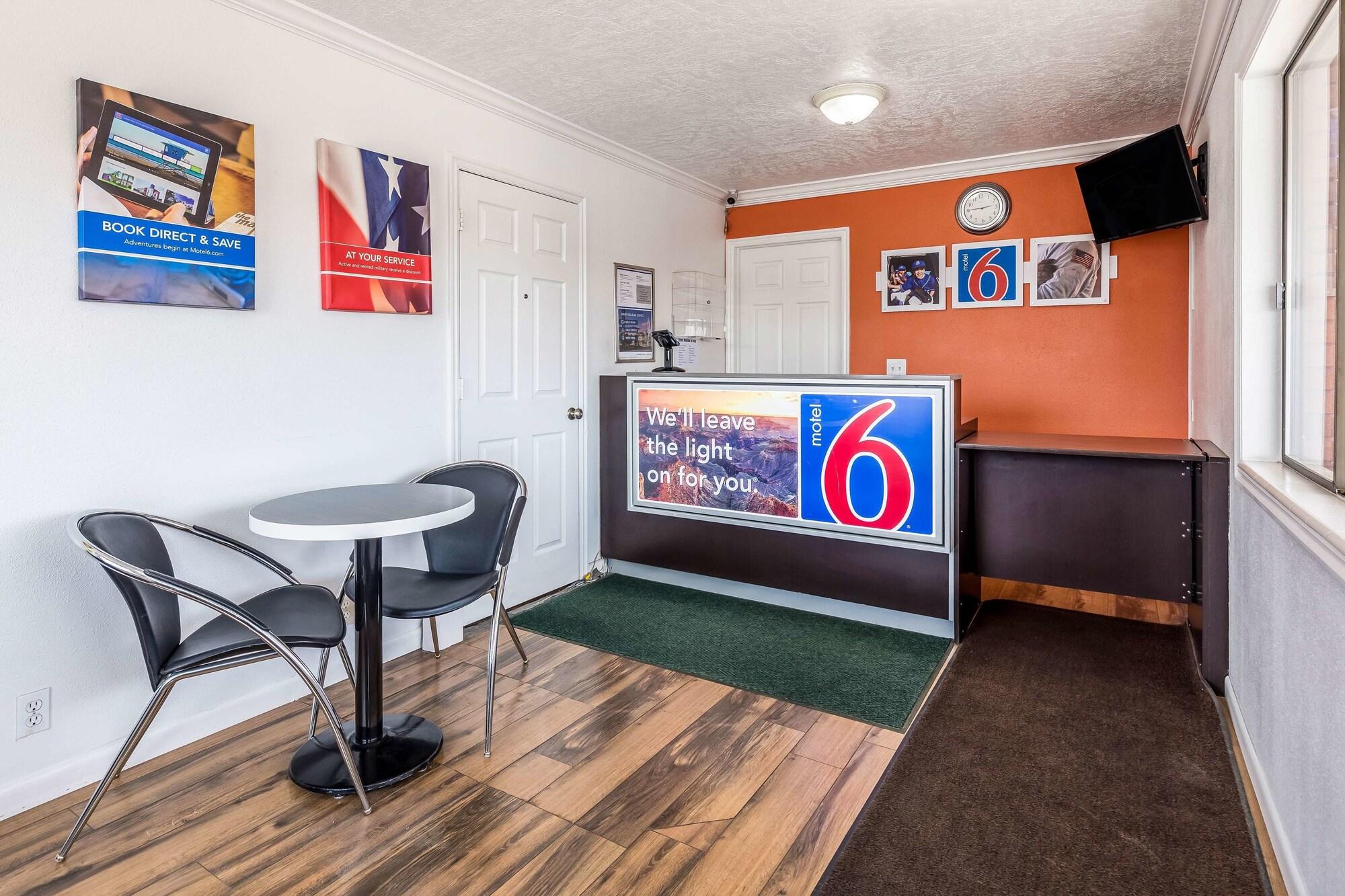 Bar/Salón Motel 6 Tremonton, UT