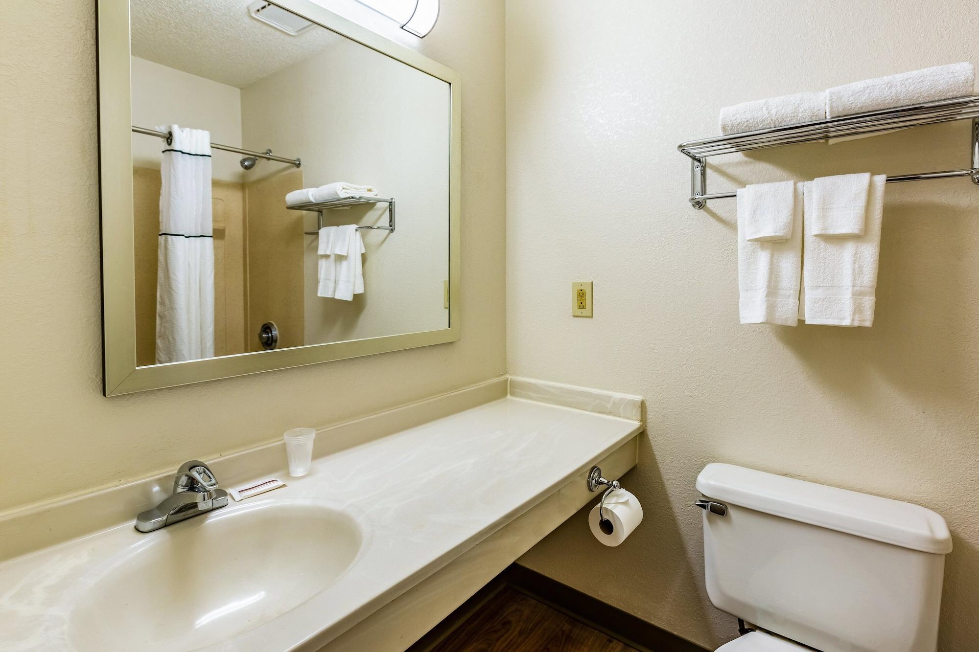 Equipamiento de Habitación HomeTowne Studios by Red Roof Atlanta NE - Downtown Norcross