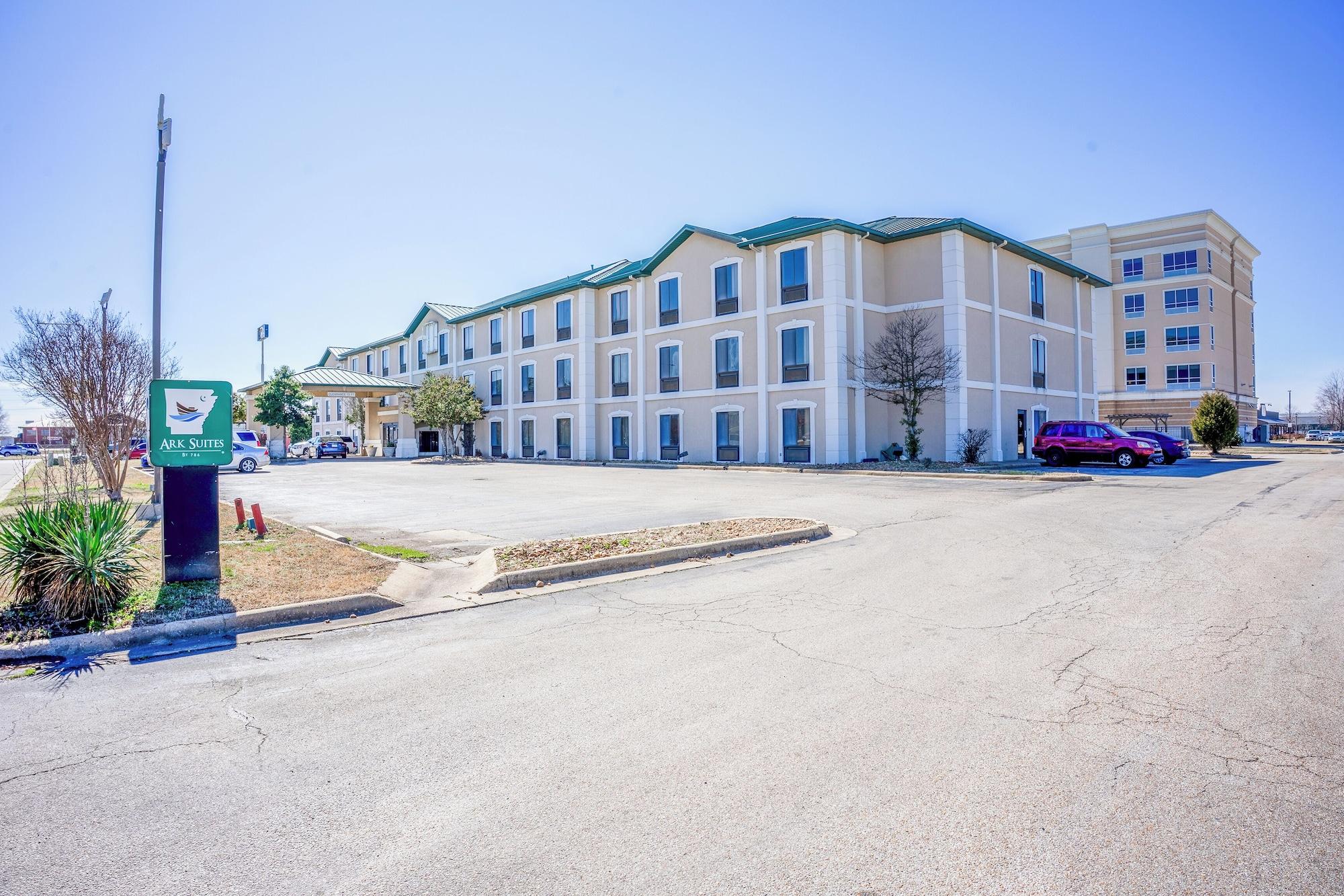 Varios Ark Suites By OYO Jonesboro I-555