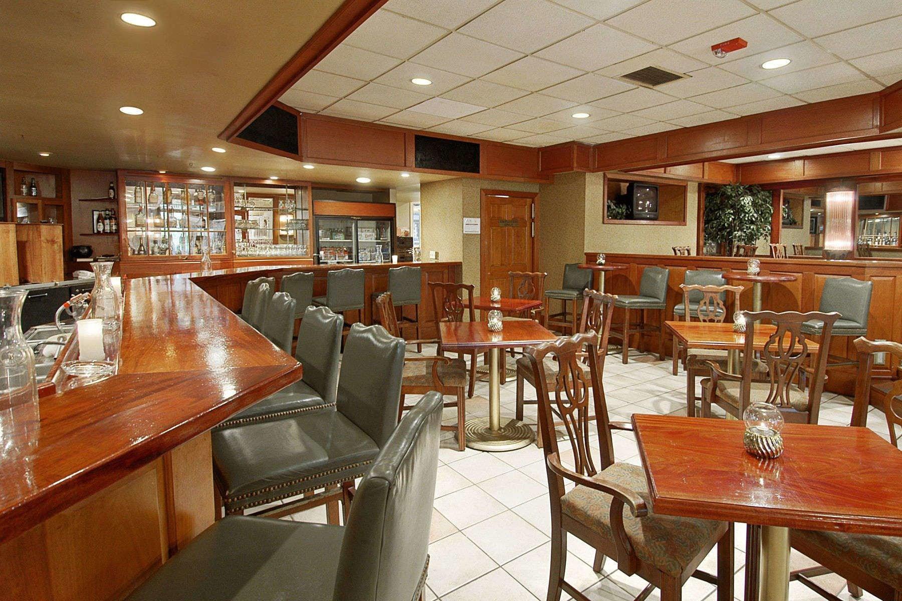 Bar/Salón Days Inn & Conf Center by Wyndham Southern Pines Pinehurst