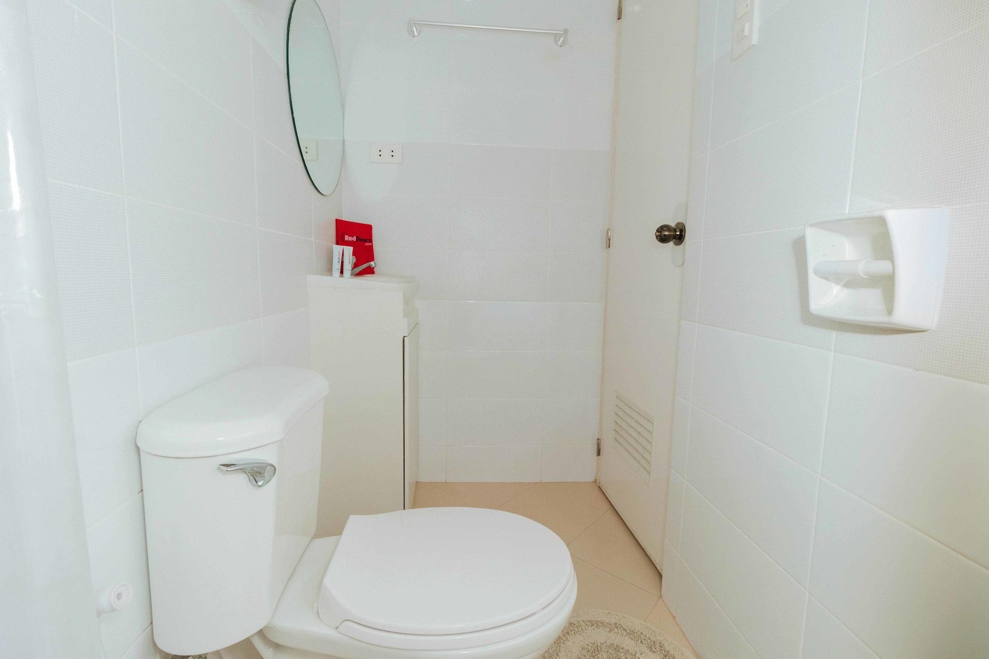Equipamiento de Habitación RedDoorz Plus @ Ruby Las Pinas Weekly Stay