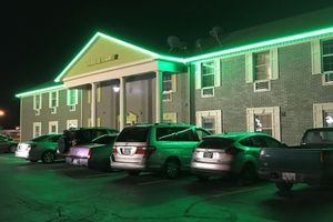 Alojamiento - Hometown Inn & Suites